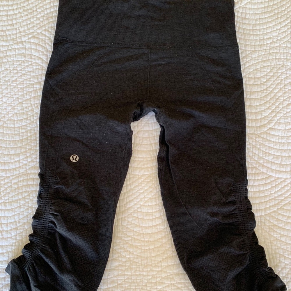 Lululemon Women compression yoga Capri legging